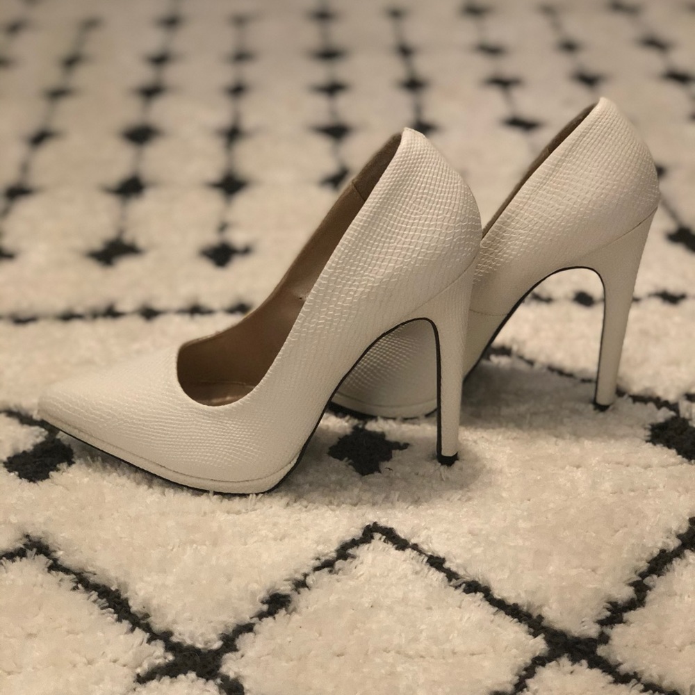 White pumps • size 6
